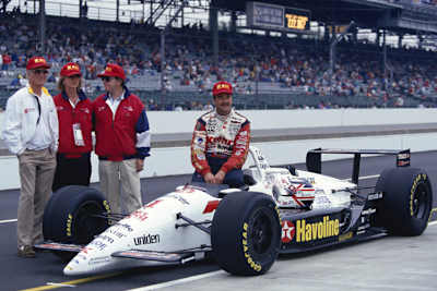 Carl Haas (Zweiter von rechts) mit Paul Newman (links) und Nigel Mansell (im Auto)