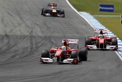Massa liess Alonso (hinten) später ziehen