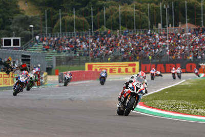 Tom Sykes (vorne) lag souverän auf Platz 3