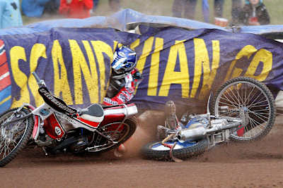 Der Unfall von Nicki Pedersen (li.)