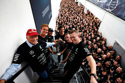 Im Mercedes-Werk: Vorne links Niki Lauda, rechts Motorenchef Andy Cowell