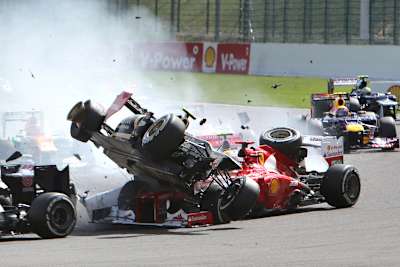 Der Lotus von Romain Grosjean fliegt in Belgien 2012 über den Ferrari von Fernando Alonso