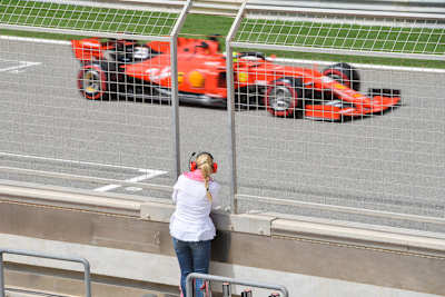 Corinna Schumacher verfolgt den Test ihres Sohnes Mick