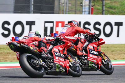 Ein Sinnbild: Pecco Bagnaia liegt hinter Marc Marquez