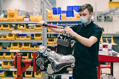 In der neuen Norton-Fabrik werden derzeit Bestellungen der Commando 961 abgearbeitet