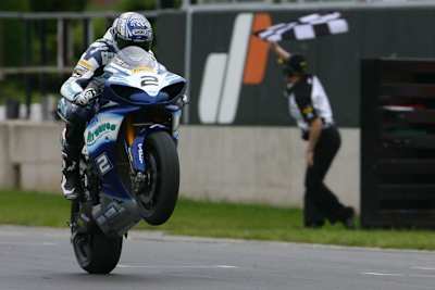 Leon Camier dominiert die Britische Superbike Meisterschaft.