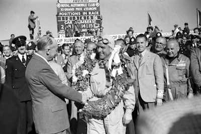 Nino Farina nach seinem Sieg in Silverstone 1950