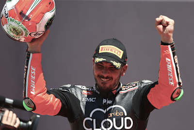 Davide Giugliano jubelt und wurde bejubelt: Die Plätze 3 und 4 durfte man ihm beim Comeback nicht zutrauen