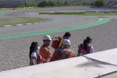 Chaz Davies auf der Bahre: Er winkte den Zuschauern