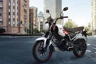 Bajaj Freedom 125 NG04: Sitzbank für mehr als zwei Personen, Schutzgitter gegen ins Hinterrad verhedderte Saris