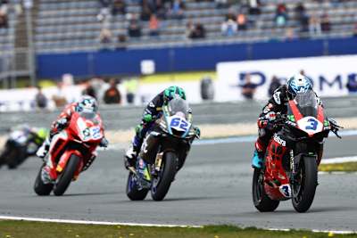 Ein Sinnbild: Ducati liegt vor Yamaha