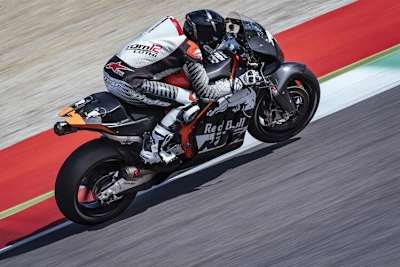 Tom Lüthi durfte die KTM RC16 erstmals in Mugello testen