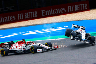 George Russell ist über Kimi Räikkönen gestolpert