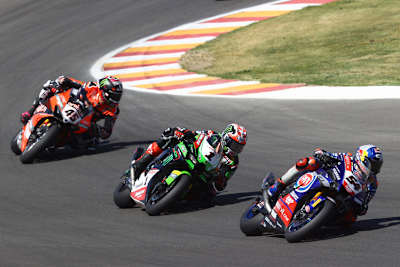 Johnny Rea in der Klemme zwischen Razgatlioglu (vorne) und Redding