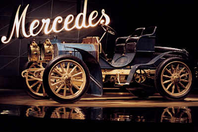 Die Geburt der Marke: Der älteste bekannte Mercedes, ein Simplex 40 PS aus dem Jahr 1902, hat im neuen Museum einen Ehrenplatz gefunden.