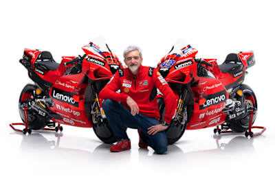 Gigi Dall'Igna vor seiner jüngsten Schöpfung: Der Desmosedici 2021