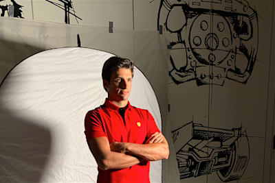 Carlos Sainz bei einem Fototermin in Maranello