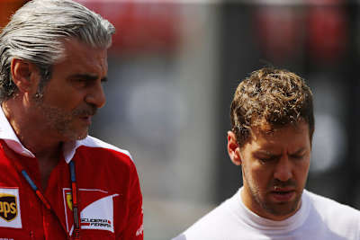 Sebastian Vettel mit Ferrari-Teamchef Maurizio Arrivabene