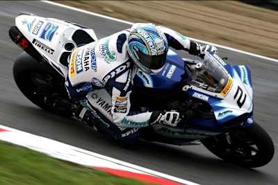 Leon Camier dominiert die Britische Superbike-Meisterschaft.