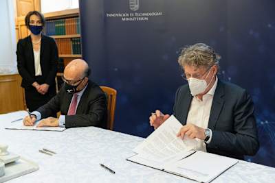 Dorna-CEO Carmelo Ezpeleta und der CEO von Kelet-Magyarorszàg Versenypálya Kft., József Pacza  