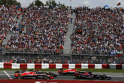 Kurz nach dem Start: Da sind bei beiden Marussia-Autos noch heil