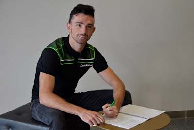 Glenn Irwin zeigte sich bei der Vertragsunterzeichnung bereits in der neuen Teamkleidung