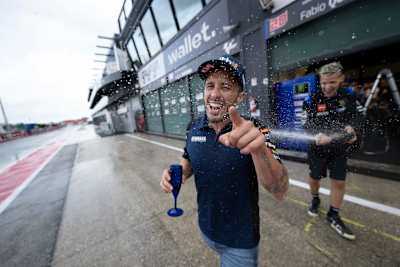 Andrea Dovizioso: Sektdusche von Markenkollege Fabio Quartararo
