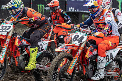 Nur für die Startphase werden im Motocross die Vordergabeln eingetaucht und arretiert