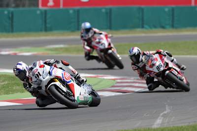 In Imola zeigte Leon Haslam einige schöne Zweikämpfe