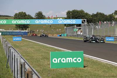 Lewis Hamilton vor Lance Stroll und Charles Leclerc