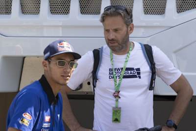 Toprak Razgatlioglu (li.) mit BMW-Rennchef Marc Bongers