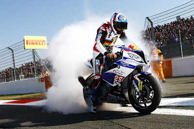 Markus Reiterberger feiert seinen EM-Titel