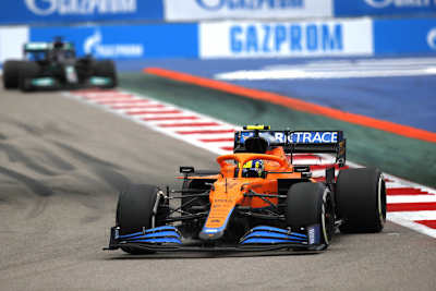 Lando Norris in Russland vor Lewis Hamilton