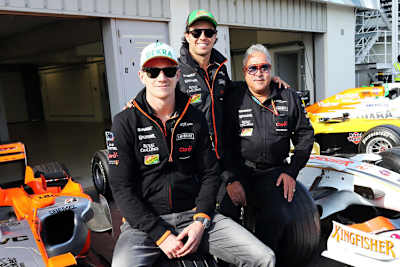 Vijay Mallya mit Nico Hülkenberg und Sergio Pérez