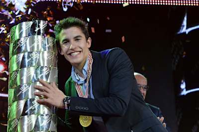 Marc Márquez mit der MotoGP-Trophäe