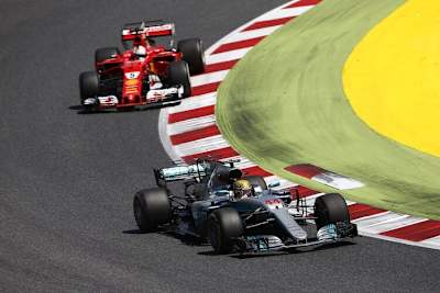 Lewis Hamilton (Mercedes) vor Sebastian Vettel (Ferrari)