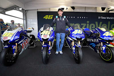 Valentino Rossi mit seinen Yamaha-Weltmeister-Bikes von 2009, 2008, 2005 und 2004