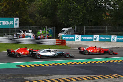 Sebastian Vettel (links) rutscht in Lewis Hamilton, vorne führt Kimi Räikönen