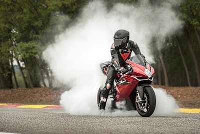 Nicht nur ein Showbike: Lewis Hamilton demonstriert die Power der MV Agusta F4 LH44