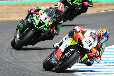 Seltenes Bild: Michael Rinaldi vor Johnny Rea