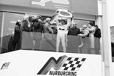 Ayrton Senna bejubelt seinen Sieg