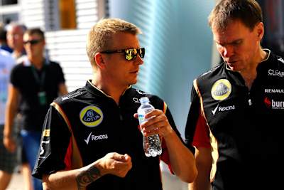 Kimi Räikkönen mit Lotus-Techniker Alan Permane