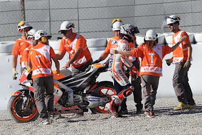 Hinter dem Kiesbett kommt die Streckenbegrenzung