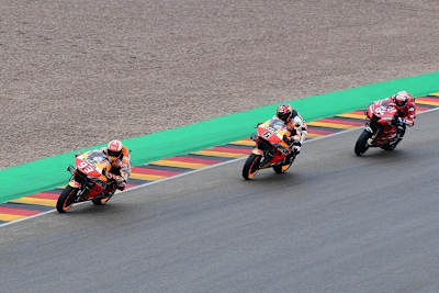 Marc Márquez vor Stefan Bradl und Andrea Dovizioso