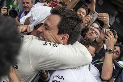 Mercedes-Motorsportdirektor Toto Wolff herzte Lewis Hamilton nach der Zieldurchfahrt