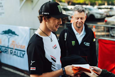 Tobias Ebster bei der Pressekonferenz zur Safari-Rallye in Südafrika