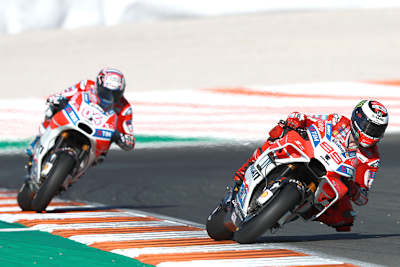 Gut zu sehen: Die unterschiedlichen Verkleidungen von Lorenzo (99) und Dovizioso