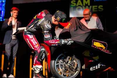 Das Team Elf Marc VDS Ducati präsentierte sich in einem Schloss