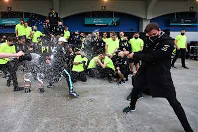 Türkei-GP-Sieger Valtteri Bottas duscht Teamchef Toto Wolff
