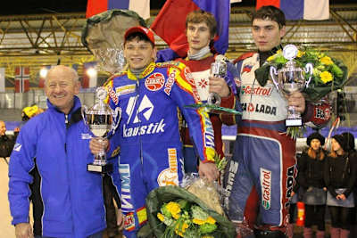 Die Gewinner mit dem Pokal-Namensgeber Roelof Thijs